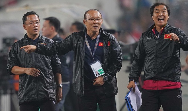 朴恆緒教練（中）可以選拔越僑球員入國家選手隊。