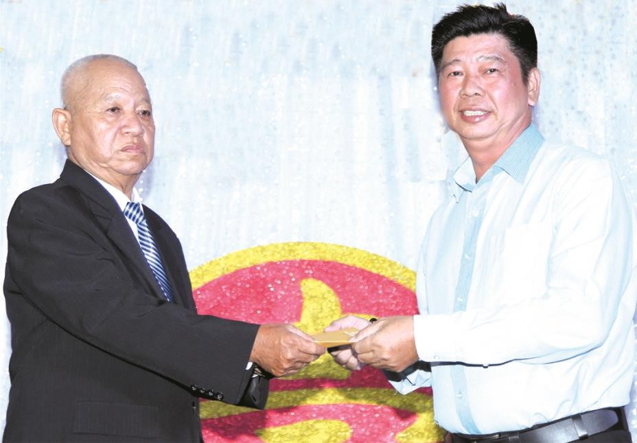 李庭輝(左)向福慧慈善組贊助慈善基金。