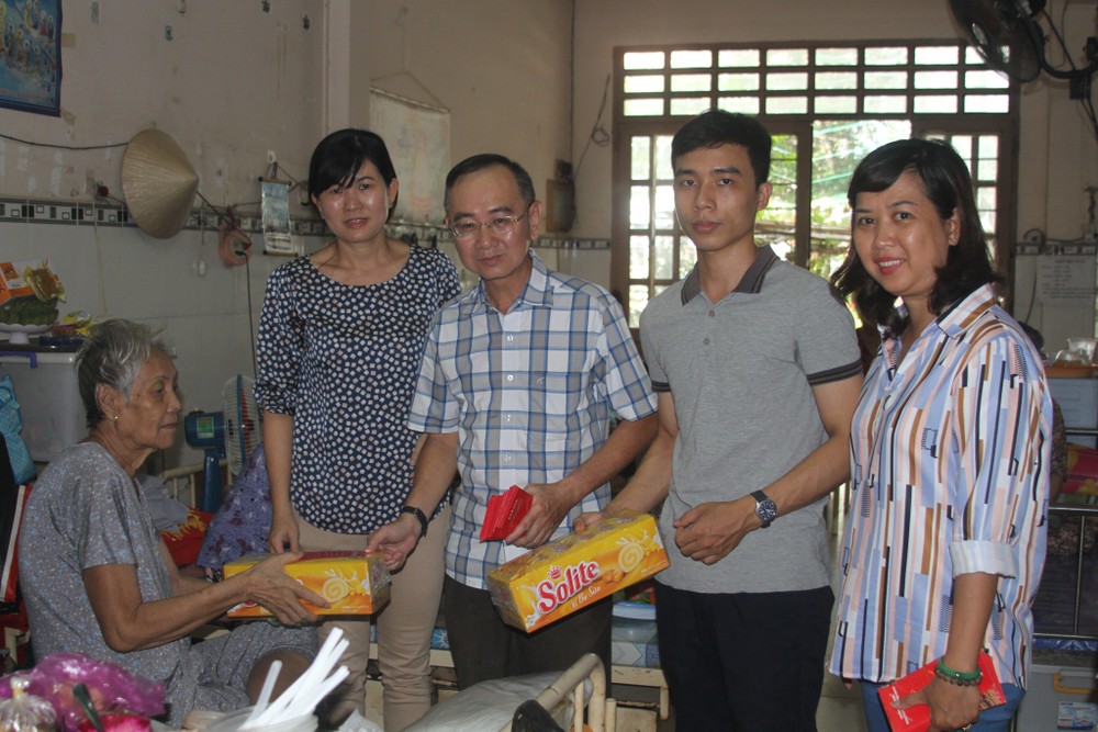 本報代表團向林觀精舍老人贈送禮物。