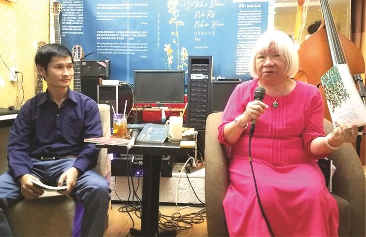 竹絲（左）和尹玲（右）在發佈會上交流。