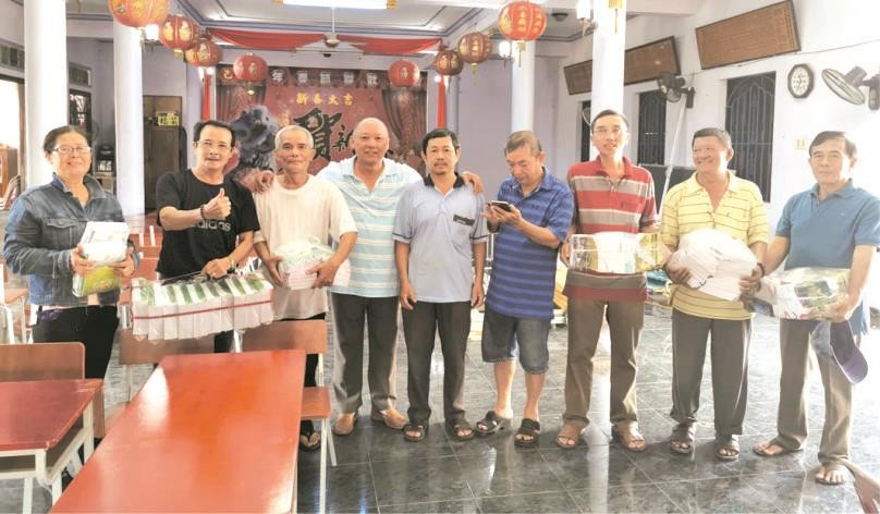 寧和補習班接受芽莊華人贈送桌椅和書籍。