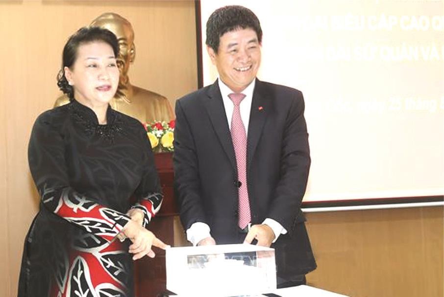 國會主席啟程出席 AIPA  40 與訪問泰國 ảnh 1