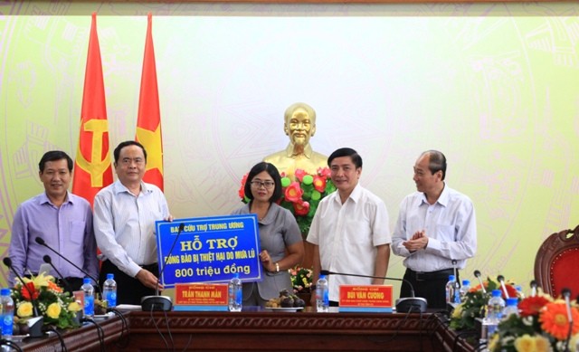 陳清敏主席對達樂省各民族同胞遭遇洪澇嚴重損失表示慰問，向達樂省祖國陣線委員會提供8億元輔助，為受影響的貧困戶興建20間大團結住房。