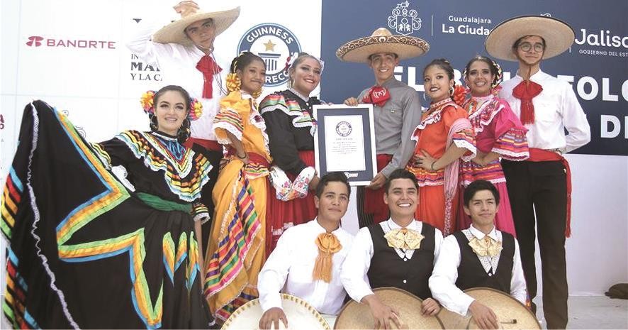 表演者與吉尼斯世界紀錄證書合照。