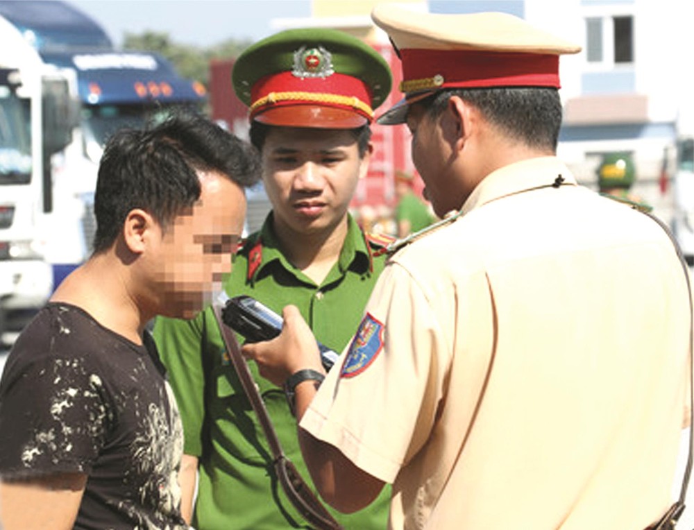 交通警察檢查駕駛者的酒精濃度。