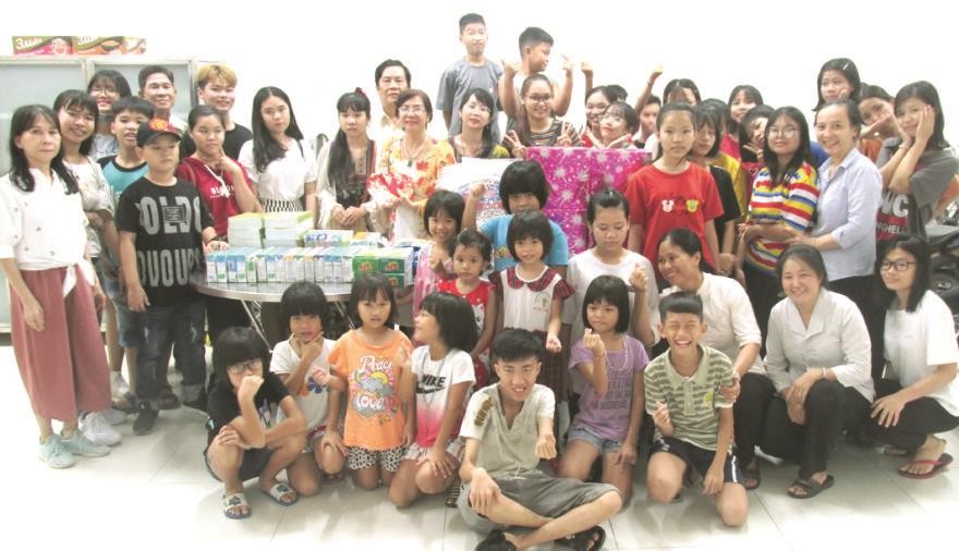 慈念外語中心師生探望孤兒院