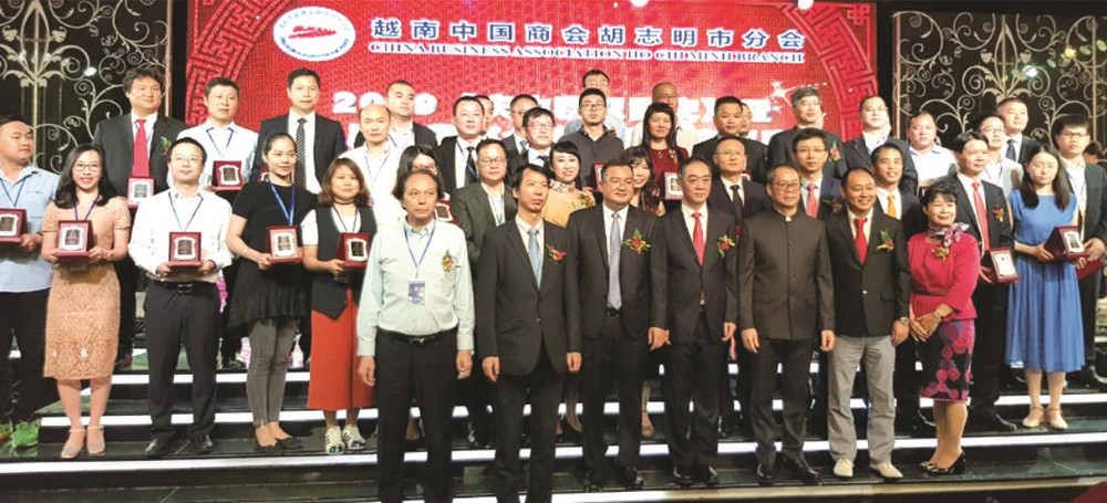 吳駿總領事(前排右四) 與新屆理監事合影。