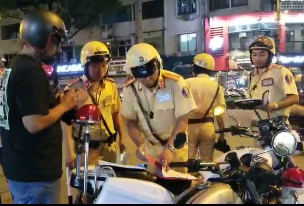 交警提醒外國人要遵守交規。