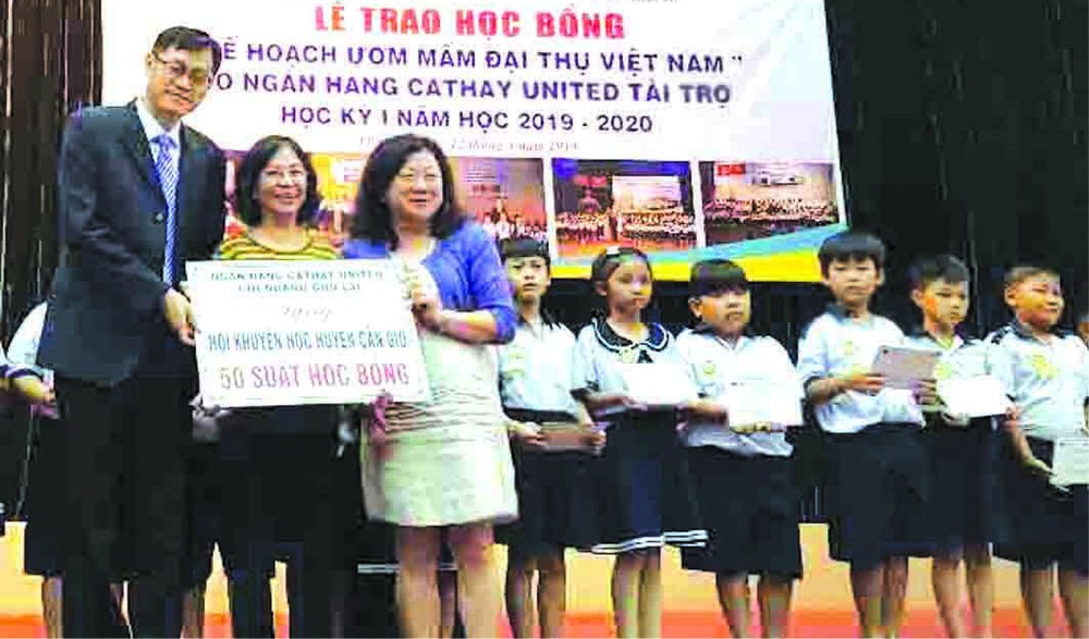 頒贈近千份獎學金予清貧學子