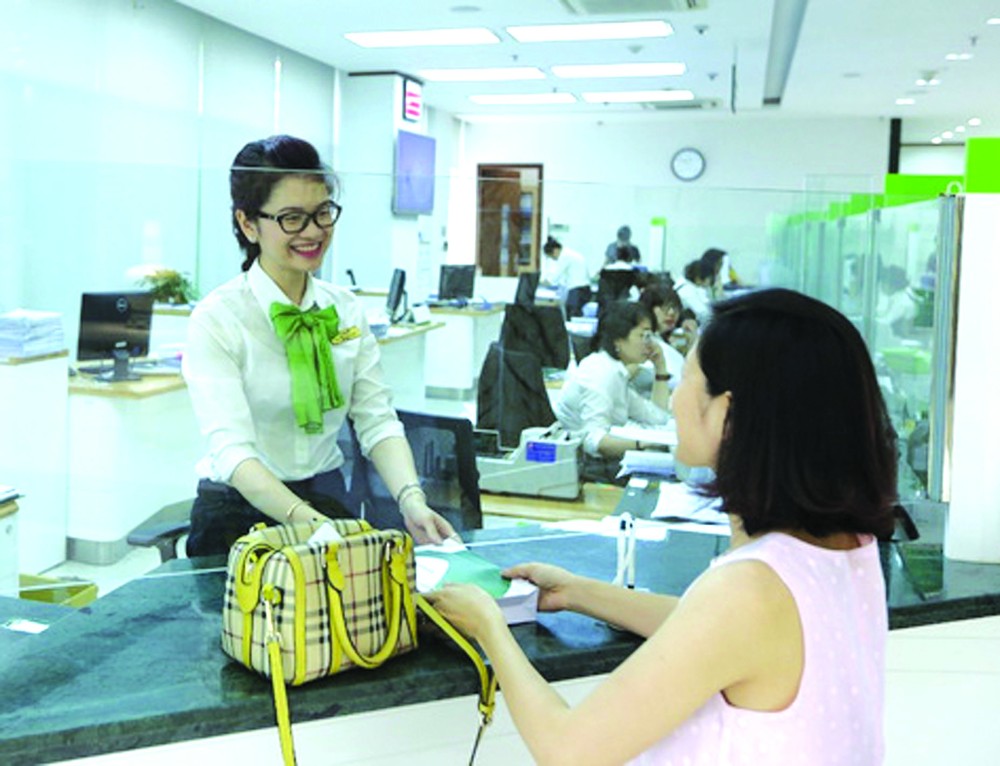 企業家在銀行辦理貸款手續。