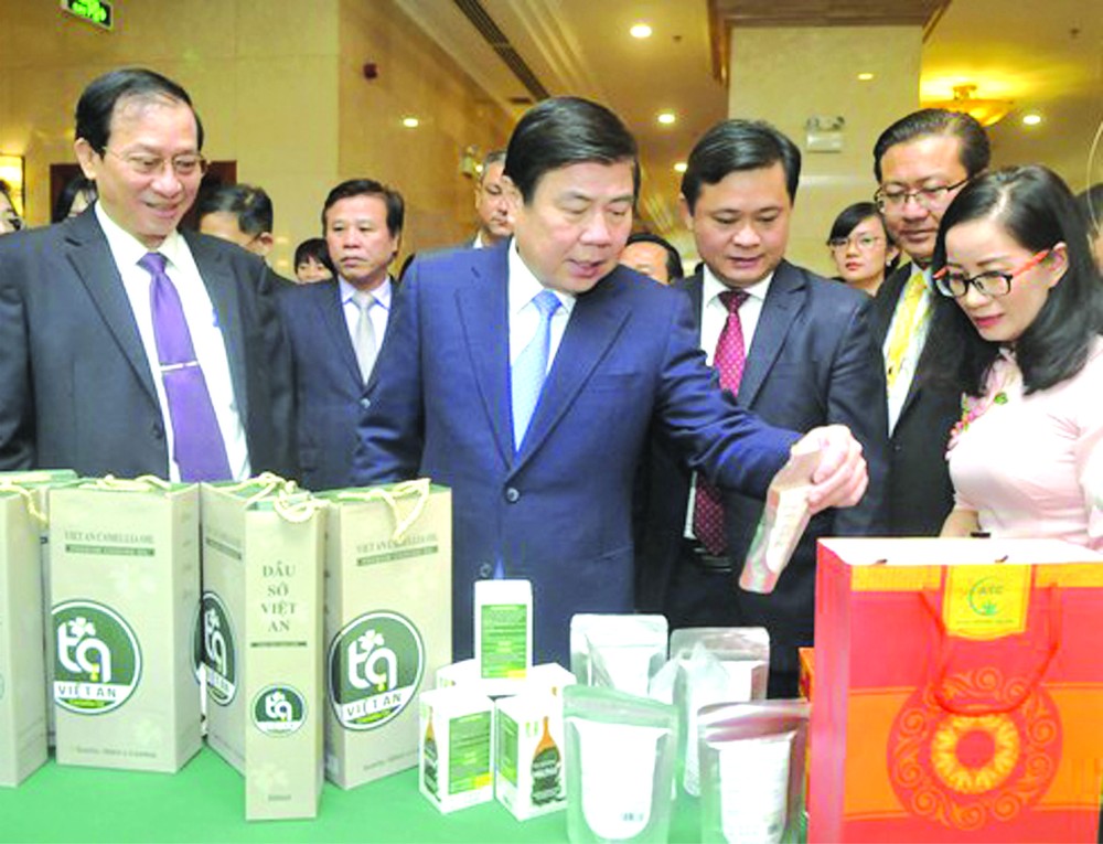 市人委會主席阮成鋒參觀乂安省的特產。