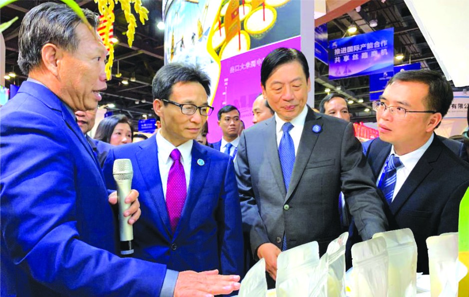 武德膽副總理（左二）參觀越南“魅力之城”安江省展位展出的當地特產。