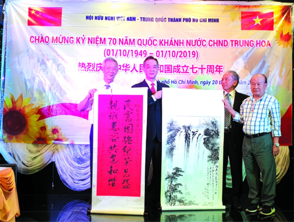 華人企業家、藝昌公司主理人朱應昌也向中國總領事館代表贈送書法作品、張路書畫家也向市越中友好協會贈送書畫作品作為紀念◆       