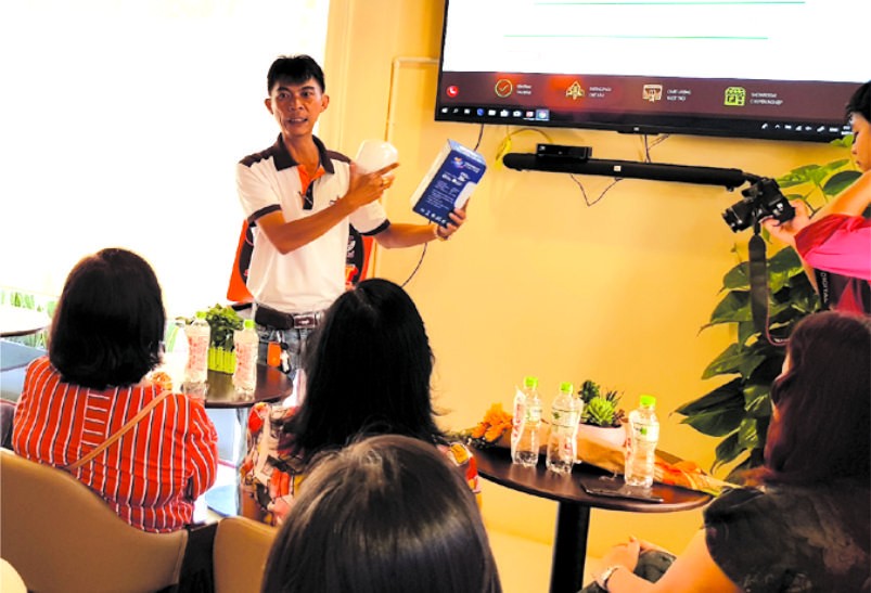 華人企業家張信發向企業團介紹產品。