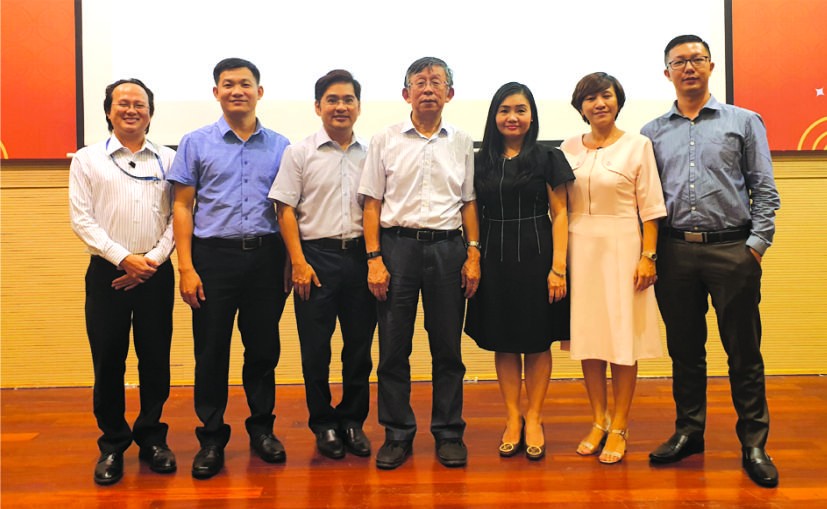 齊滬揚教授（右四）與市師範大學中文系老師合影。