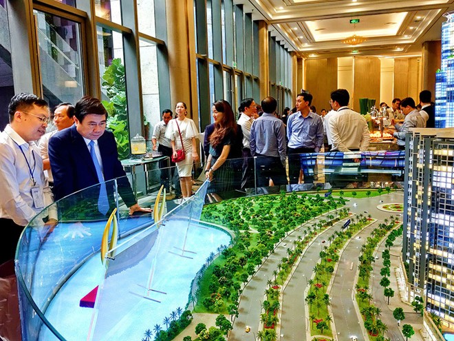 市人委會主席阮成鋒（左二）與各位專家交換意見。