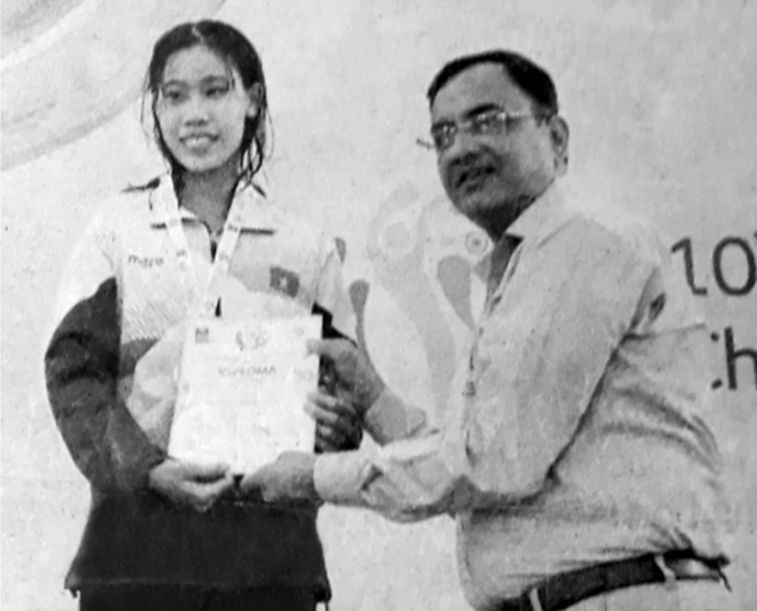 武氏芳英在領獎台上。