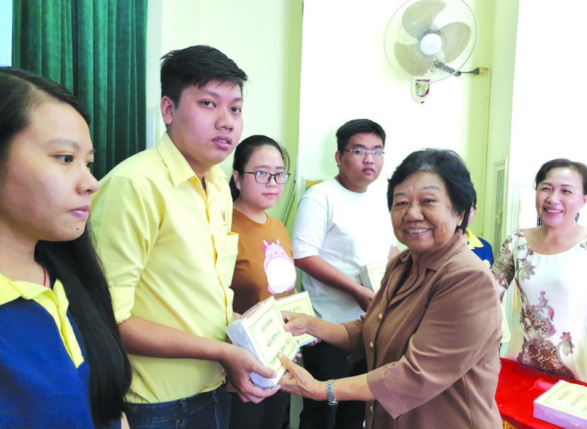 第五郡勵學會主席李金梅向越華學生 頒發助學金。