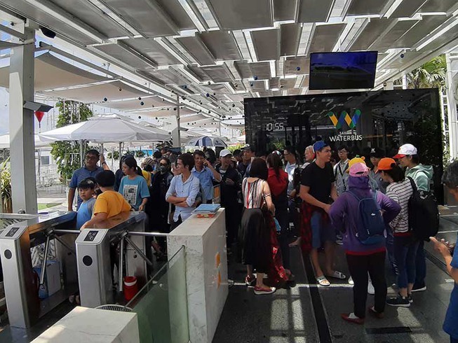 多人排隊準備乘搭水上巴士。