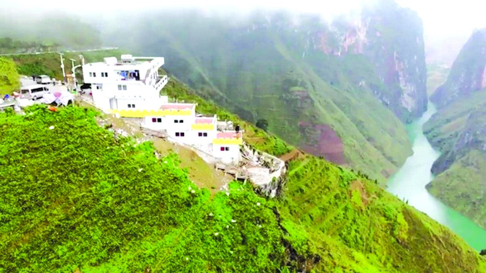 檢查馬鼻樑嶺上非法工程