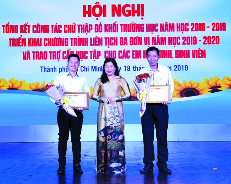 市紅十字會副主席鄧氏明孝頒贈感謝狀 給慶雲南院與溫陵會館代表。