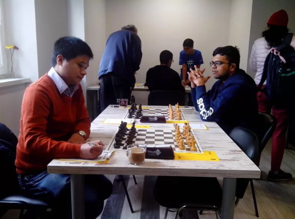 阮文輝棋手（左）