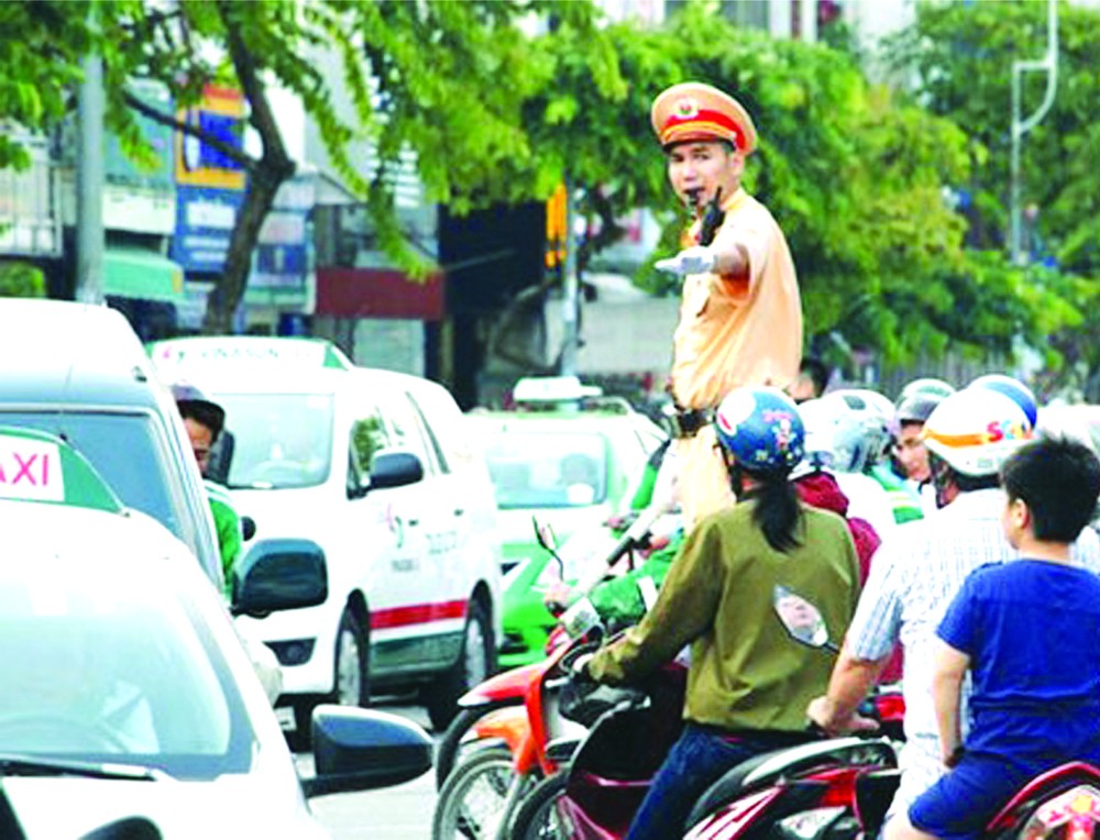 交警維持交通安全秩序。