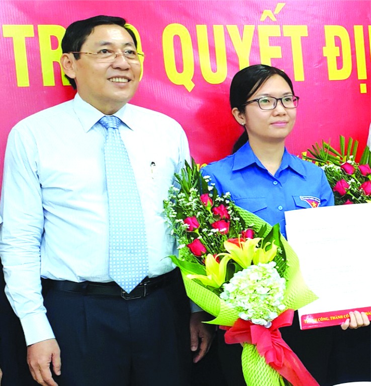 華人幹部王青柳昨(31)日獲市委常務處頒授調任《決定》，指定參加2015-2020年任期第六郡黨部執委會委員。