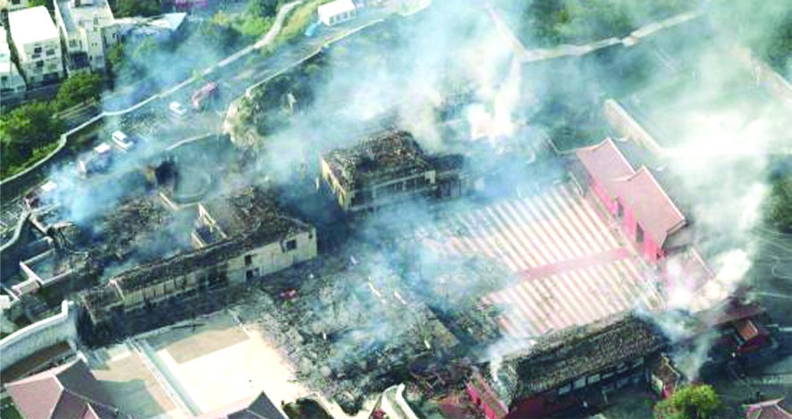 航拍燃燒中的首里城。