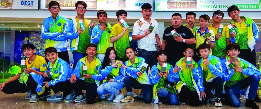 翁嘉豐(後排左五)與第五郡馬來武術隊參加第八屆新加坡馬來武術錦標賽。