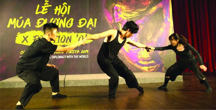 越南與新加坡舞蹈藝員表演現代舞。