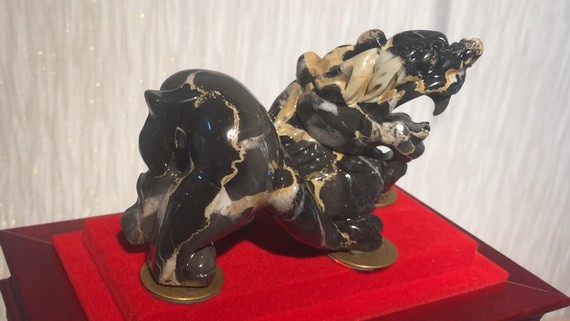 讀者T君在淡水夜市僅花200美元 買到越南企業家須花1萬美元才買到 的貔貅（一模一樣）。