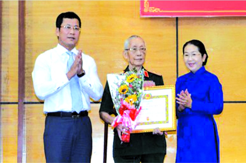 值俄國十月革命102週年(1917.11.7-2019.11.7)紀念，第十一郡郡委昨(7)日向44名黨員舉行黨齡紀念章頒授儀式。