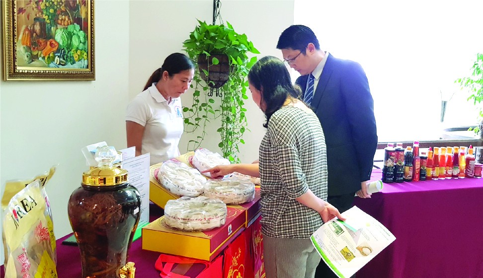 本市有多家企業在論壇的走廊上陳列產品，包括有咖啡、人參、燕窩、雞蛋、飲料、食品、稻米等優質產品                