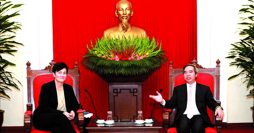 黨中央政治局委員、黨中央書記、中央經濟部長阮文平昨(7)日下午在黨中央辦事處接見了國際金融組織(IFC)總裁史蒂芬妮女士。