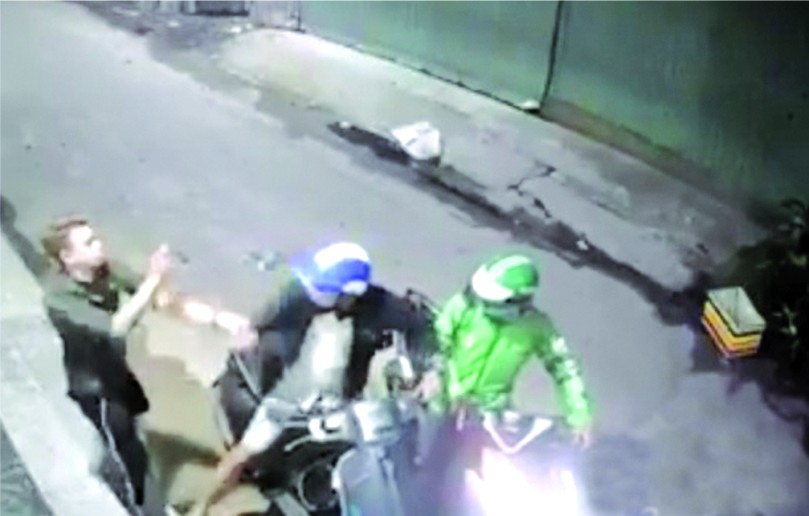 歹徒用催淚器攻擊及搶奪財物。