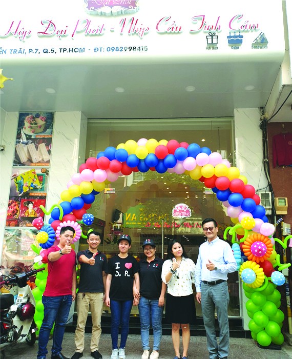 大發食品公司經理黃冠富 (右一)參加第五郡旗艦店新張。