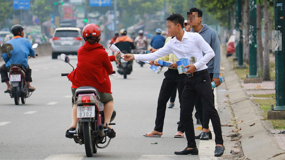 房地產公司人員在街上派發廣告傳單。