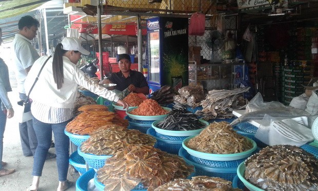 在九龍江平原選購海鮮乾貨。