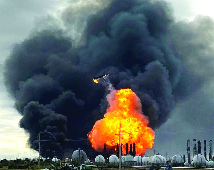 現場黑煙滾滾。