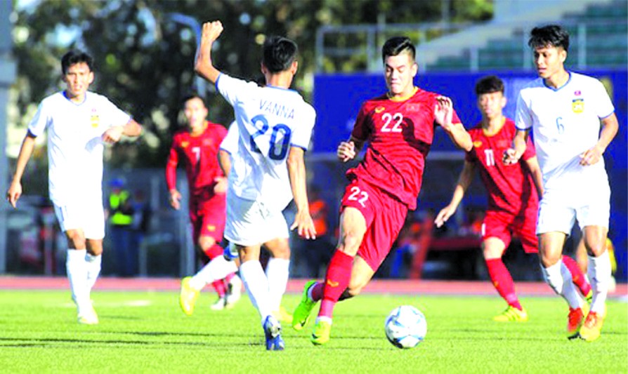 越南隊（紅衣）22號進靈上演帽子戲法。