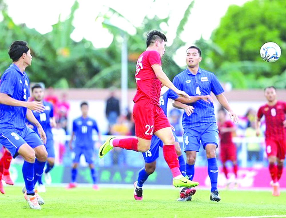 進靈（紅衣）梅開二度扳平２比２。