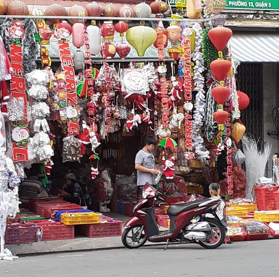 　　在第五郡第十三坊海上懶翁街，某經營 戶將人行道全部霸佔來擺賣。