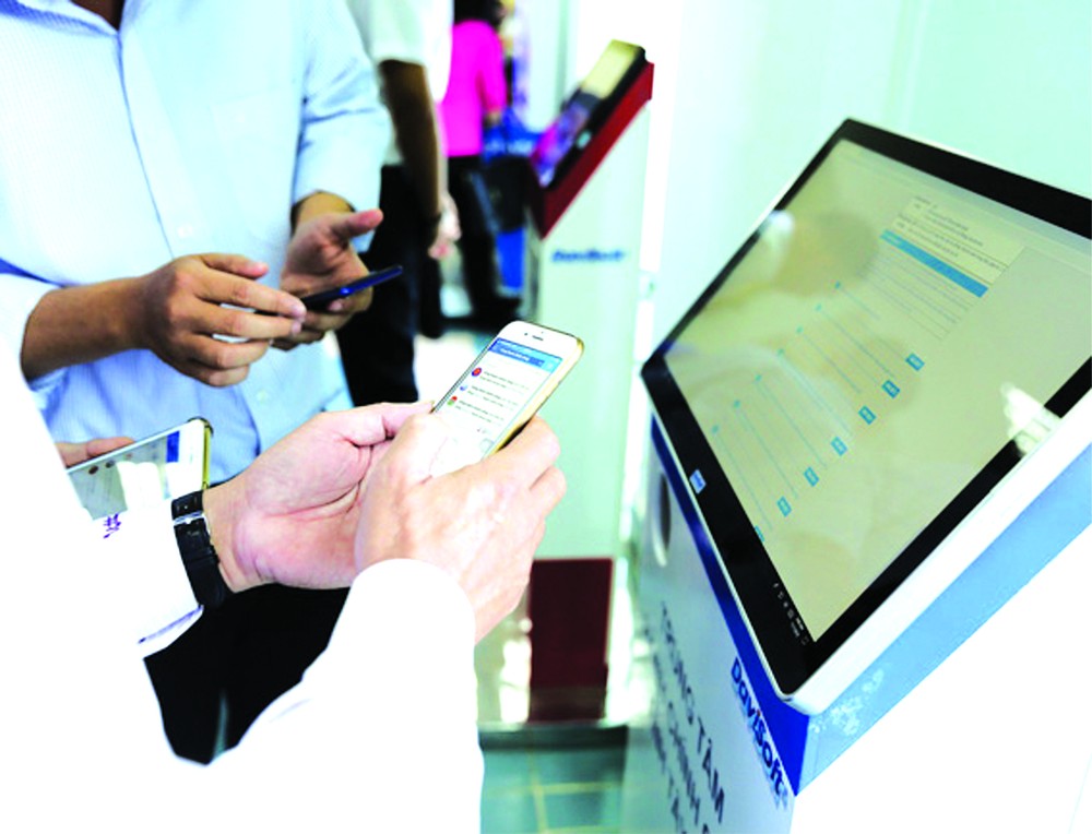 民眾通過互聯網辦理行政手續。