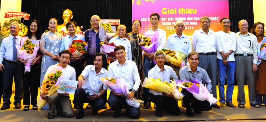 市委宣教處副主任楊世忠以及各協會會員、作家、畫家、書法家應邀出席。