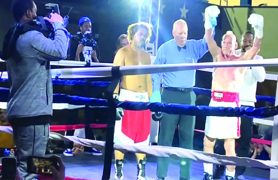 今年70歲的阿爾伯特‧休斯在擂台上擊敗對手