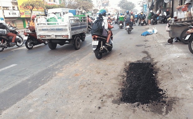 馬虎地鋪路，對交通安全與市容造成影響。