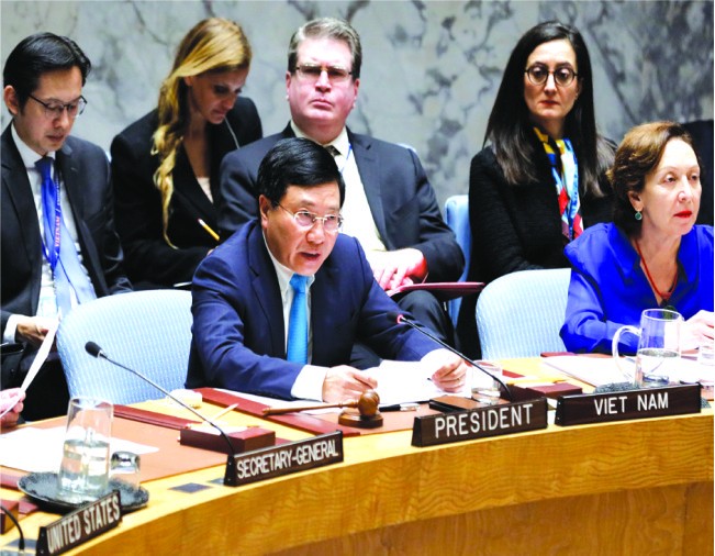 政府副總理，外長范平明（左）在辯論會上發言。