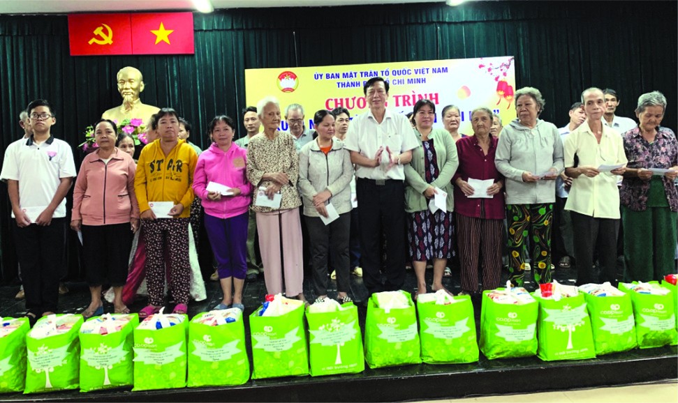 楊文德董事長（前排右六）贈送禮物給貧戶。