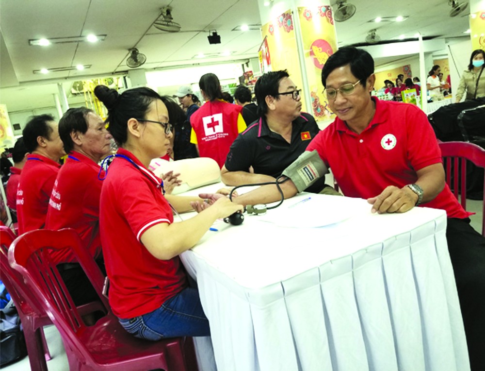 民眾在“春天情義”盛會參加免費體檢活動。